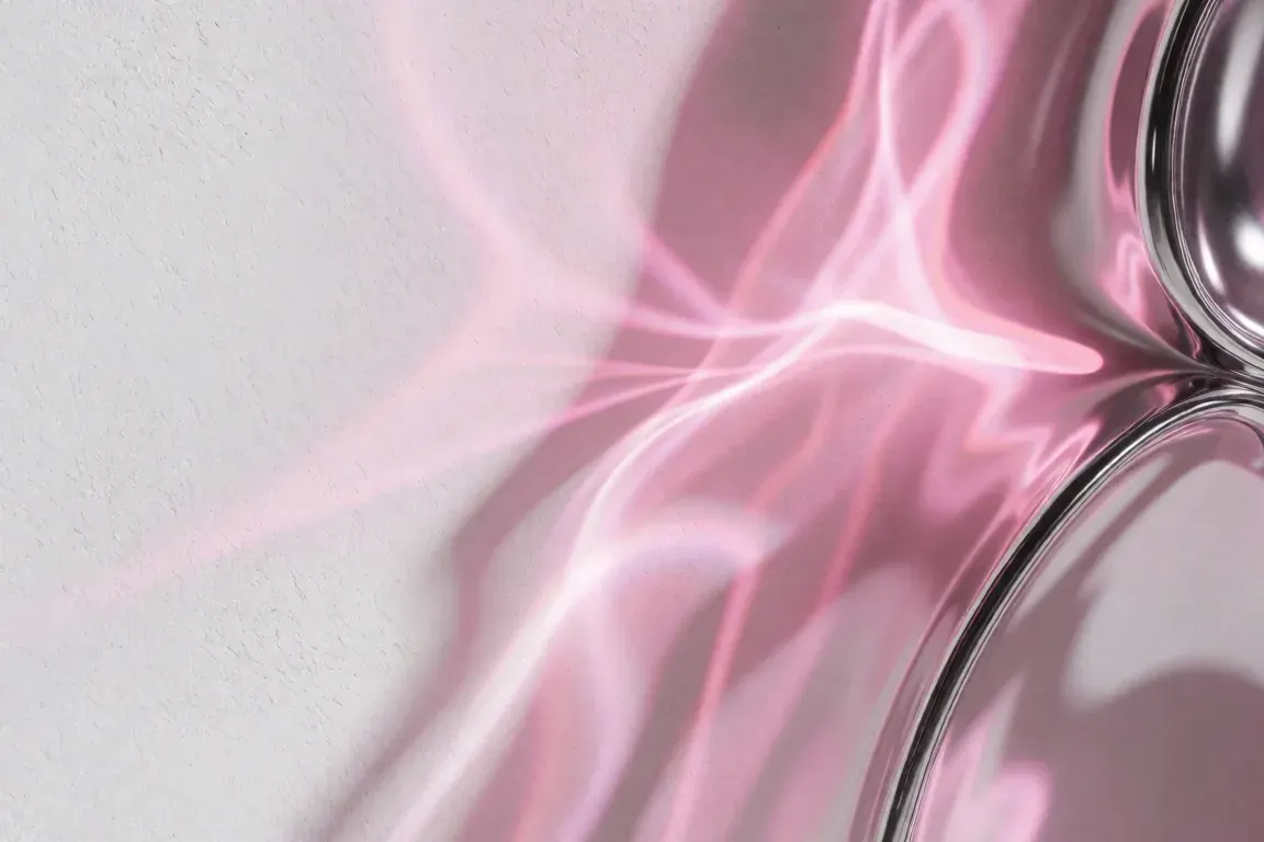 Lumière rose et détail chromé sur une surface blanche